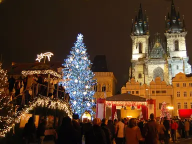 Sebuah pohon natal di Old Town Square Praha berdiri dengan tinggi hingga 22 meter penuh hiasan yang indah berikut kue jahe di tengah keramaian pasar natal dan ice skatting.(Holidayguru)
