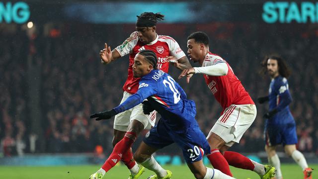 Joao Pedro dikawal ketat Noni Madueke dan Gabriel Magalhaes di laga Arsenal vs Chelsea di semifinal kedua EFL Cup di Emirates Stadium, Rabu (04/02/2026) dini hari WIB.