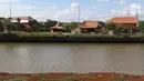 Pemandangan proyek pembangunan Perkampungan Budaya Betawi di tengah Setu Babakan, Jakarta, Kamis (3/1). Lokasi tersebut nantinya akan menjadi kawasan percontohan wisata halal. (Liputan6.com/Immanuel Antonius)