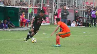 Pemain Semen Padang, Irsyad Maulana (kiri), mencoba melewati pemain Aceh United pada pertandingan yang berlangsung di Stadion Cot Gapu, Sabtu (10/11/2018). (Bola.cm/Arya Sikumbang)