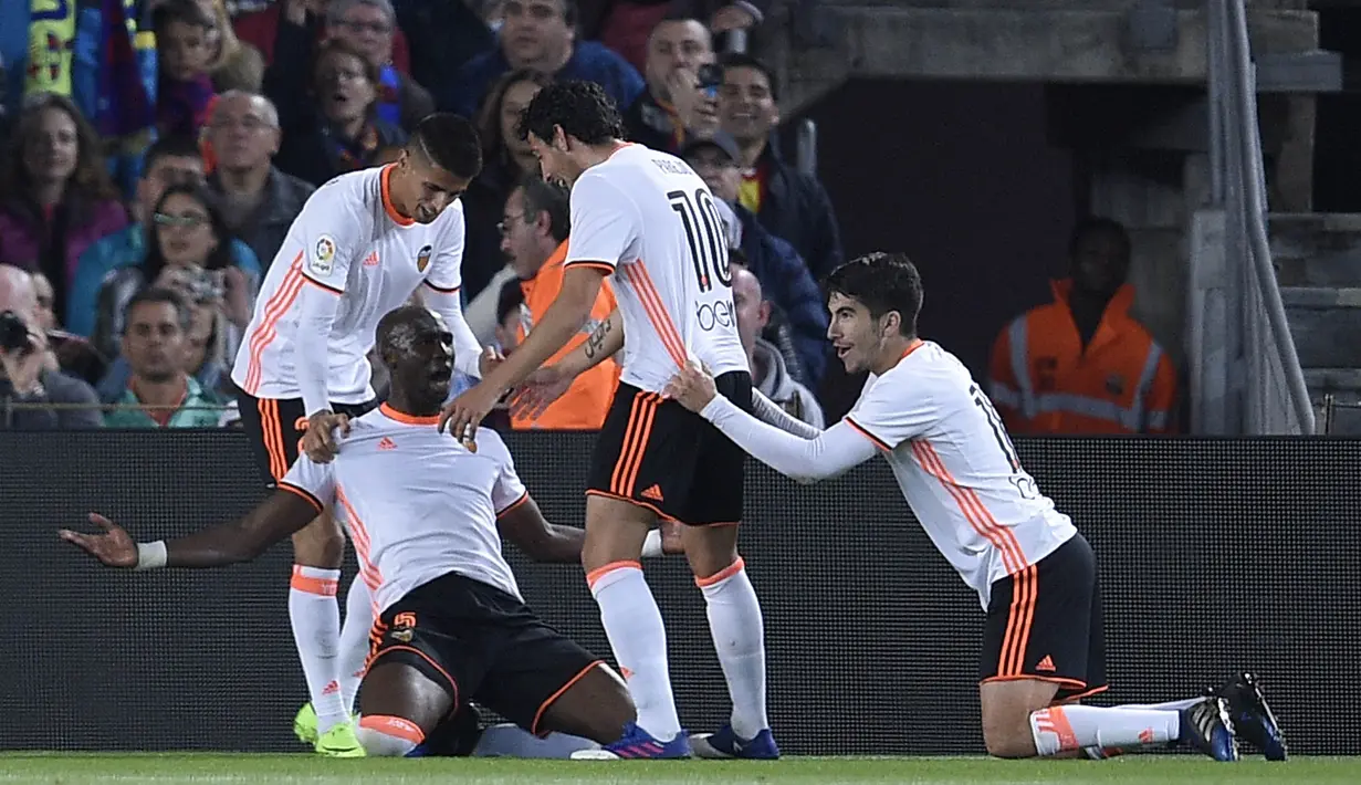 Para pemain Valencia merayakan gol yang dicetak Eliaquim Mangala ke gawang Barcelona. Sementara dua gol Kelelawar Mestalla ditorehkan oleh Mangala dan juga Munir. (AFP/Lluis Gene)