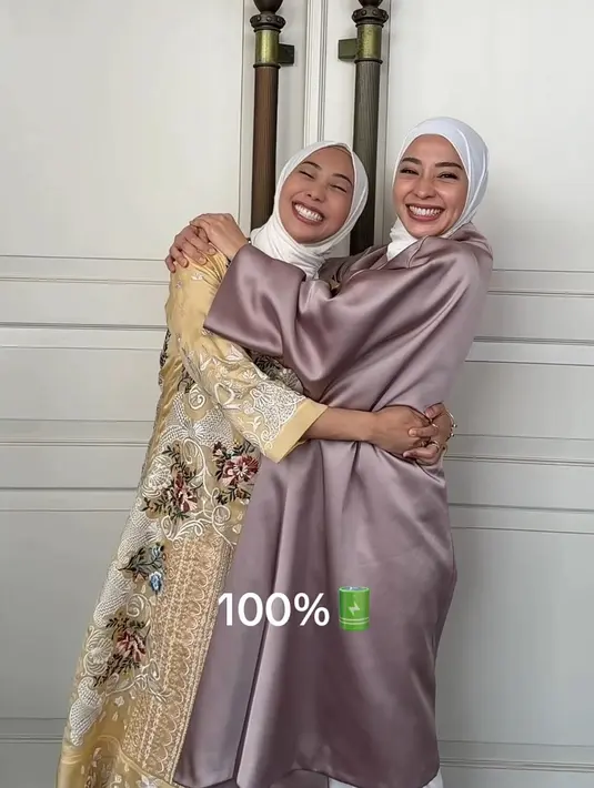 Duo sister Willy pun merayakan Iduladha bersama, keduanya kompak kenakan kerudung putih. Nikita tampil dengan outer panjang dipadukan celana panjang putih dan Winona mengenakan gamis kuning bercorak. [@nonawilly16]