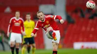 Wayne Rooney saat menendang bola saat pertandingan liga Inggris U-21 melawan Middlesbrough di Old Trafford, (11/4). Wayne Rooney harus bermain dengan MU U-21 dikarenakan usai mengalami cedera beberapa waktu lalu. ( Reuters / Andrew Boyers)