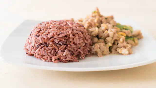 Nasi Merah dengan Telur Orak-Arik Sayur