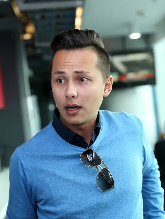 "Sempat tanya dan dia (Ussy) bilang, bagus dong. Kemarin sempat enggak mau ambil. Karena masih banyak artis lain yang lebih tampan dan jago bernyanyi. Kata dia ambil saja dan akhirnya disemangati," aku Andhika Pratama. (Andy Masela/Bintang.com)