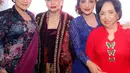 Ashanty memilih kebaya lace biru keunguan dan Anissa Yudhoyono memakai kebaya motif floral dengan selendang (Foto: Instagram @yanti.airlangga)