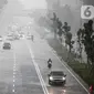 Kendaraan melintas saat turun hujan di Jalan Jenderal Sudirman, Jakarta, Minggu (18/10/2020). Badan Meteorologi, Klimatologi, dan Geofisika (BMKG) menyatakan musim hujan berlangsung mulai Oktober dan diprediksi mencapai puncaknya pada Januari hingga Februari 2021. (Liputan6.com/Faizal Fanani)