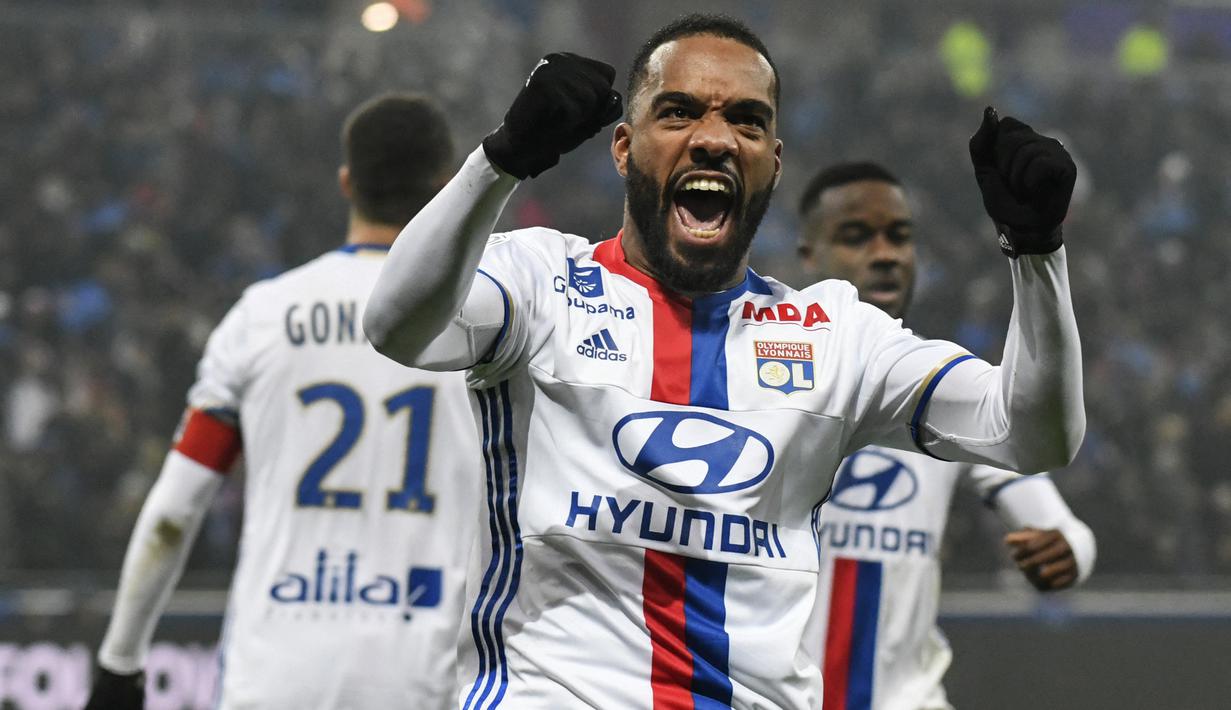 Alexandre Lacazette. Striker berusia 30 tahun yang kini memasuki musim ke-5 bersama Arsenal ini pernah menghuni Akademi Lyon selama 6 tahun. Dipromosikan ke tim utama pada 2009/2010, ia total 8 musim memperkuat Lyon di Ligue-1 hingga akhir musim 2016/2017. (AFP/Jeff Pachoud)