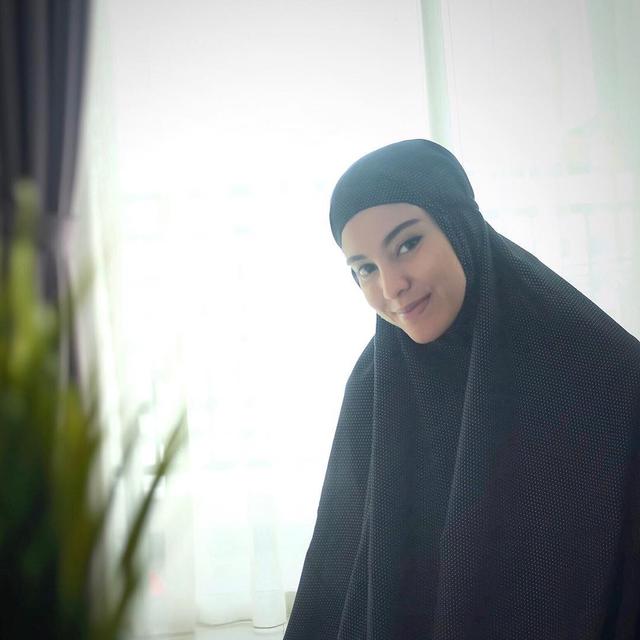 6 Potret Medina Dina Pakai Hijab, Dapat Restu Roy Marten Meski Beda Agama dengan Gading