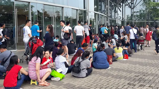 Ribuan orang mengantri panjang event CIMB Niaga Xtra Xpo di ICE BSD, Kabupaten Tangerang, Sabtu (16/2/2019)