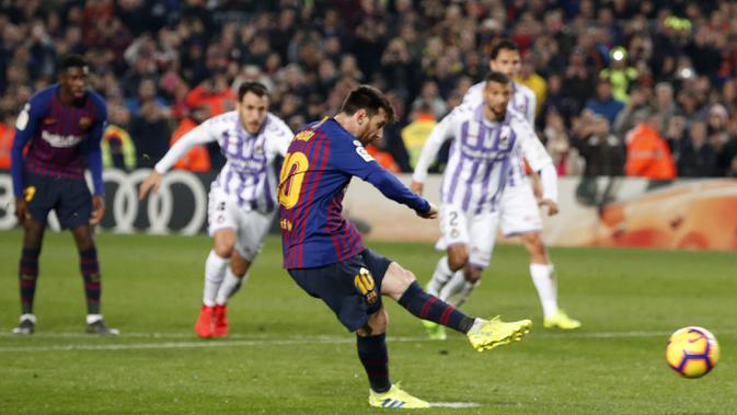 Gelandang Barcelona, Lionel Messi, melakukan eksekusi penalti saat melawan Valladolid pada laga La Liga di Stadion Camp Nou, Barcelona, Sabtu (16/2). Barcelona menang 1-0 atas Valladolid. (AFP/Pau Barrena)