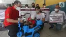 Ketua PPRS Apartemen Sudirman Park Rusli Usman (kiri) dan Ketua Panitia HUT ke-16 ICM Anggie Febrianti secara simbolis memberikan mainan kepada anak-anak panti asuhan di Yayasan Putra Nusa Jakarta, Jakarta (2/03/2022). (Liputan6.com/HO/ICM)