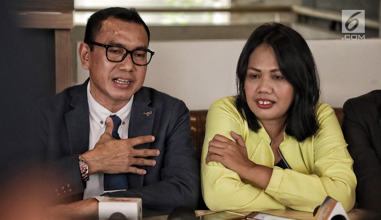 Artis Elly Sugigi beserta kuasa hukumnya, Arifin Harahap memberi klarifikasi atas kasusnya dengan Tessa Mariska di Jakarta, Selasa (28/8). Menurut kuasa hukumnya, Elly sudah membayar utangnya kepada Tessa. (Liputan.com/Faizal Fanani)