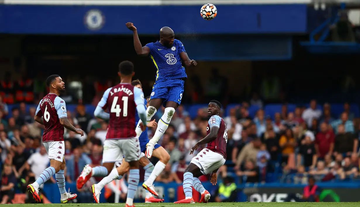 Dua golnya ke gawang Villa membuat Lukaku kini telah mengemas tiga gol dari tiga laga bersama Chelsea musim ini. (Foto: AFP/Adrian Dennis)