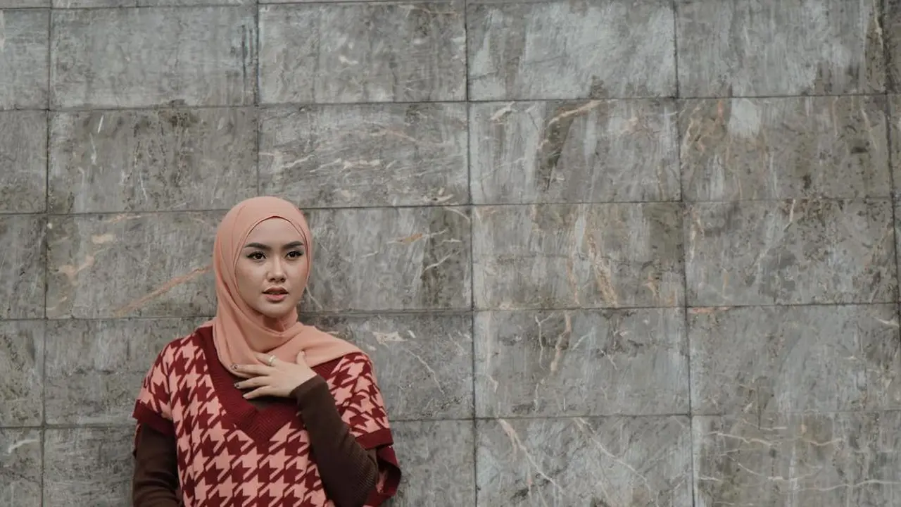 6 Potret Gaya Hijab Cita Citata yang Jadi Sorotan, Diingatkan Tentang Hijrah