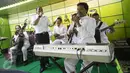 Penyanyi Didi Kempot saat bernyanyi di Stasiun Gambir, Jakarta, Kamis (9/3). Didi Kempot bertugas membantu menyosialisasikan produk, layanan, dan kebijakan PT KAI kepada masyarakat. (Liputan6.com/Immanuel Antonius)