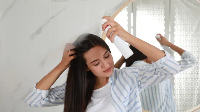 Beauty Hacks agar Rambut Bebas Lepek Saat Sering Beraktivitas Naik Motor