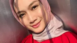 Kenakan baju warna meras polos dipadukan dengan jilbab motif, penampilan Melody ini tampak lebih cerah. Senyuman manis yang dipamerkannya ke kamera semakin memancarkan pesonanya. Meski terlihat simpel, OOTD Melody Laksani ini bisa jadi inspirasi saat hangout. (Liputan6.com/IG/@melodylaksani92)