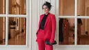 Menggunakan blazer merah yang dipadukan dengan kemeja polos berwarna hitam, penampilan Wulan Guritno satu ini jadi sorotan netizen. Dirinya pun menambahkan detail penampilannya dengan sarung tangan serta aksesoris kepala berwarna hitam. (Liputan6.com/IG/@wulanguritno)