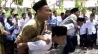 Hari Guru, Siswa Madrasah Lomba Estafet Gendong Guru