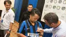Legenda hidup Inter Milan, Youri Djorkaeff menandatangani jersey milik peserta Gathering Nasional Inter Club Indonesia saat acara Meet and Great Inter Legend di Bali, Jumat (28/8/2015). (Bola.com/Vitalis Yogi Trisna)