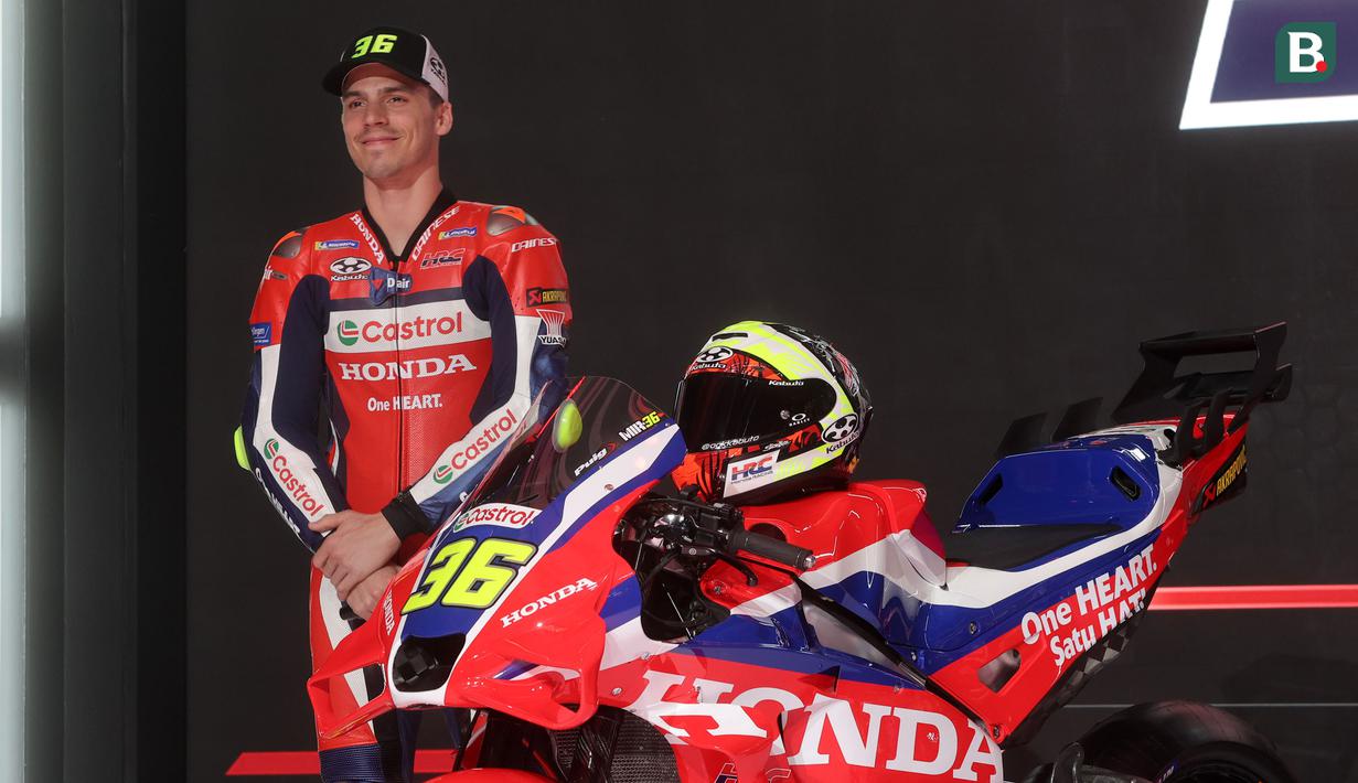 Pebalap MotoGP Honda Racing Corporation (HRC), Joan Mir saat menghadiri launching motor baru untuk MotoGP 2025 di pabrik PT Astra Honda Motor (AHM) di Cikarang, Jawa Barat pada Sabtu (1/2/2025). (Bola.com/M. Iqbal Ichsan)
