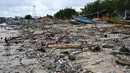 Sejumlah nelayan mengeluhkan kondisi tersebut. Pasalnya, para nelayan tidak bisa melaut akibat pantai tertutup tumpukan sampah. (SONNY TUMBELAKA/AFP)