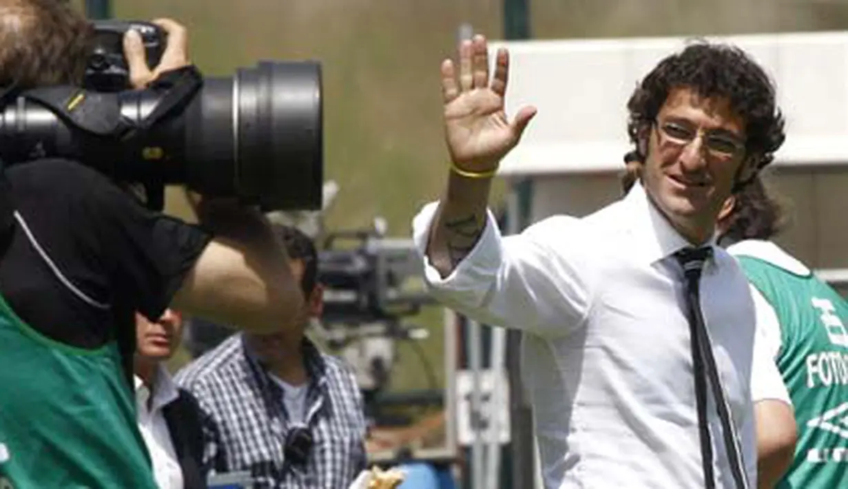 Juventus' new coach Ciro Ferrara waves to supporters prior his team's serie A match against Siena on May 24, 2009 at Artemio Franchi stadium in Siena. AFP PHOTO/FABIO MUZZI