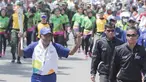 Legenda taekwondo Indonesia, Abdul Rojak, membawa obor Asian Games saat melintasi di Banjarmasin, Kalimantan Selatan, Senin (30/7/2018). Sebanyak 53 kota di Indonesia akan dilalui oleh obor Asian Games. (Bola.com/Reza Bachtiar)
