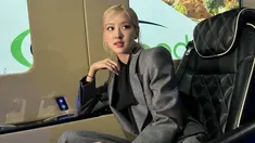 Rose bersama ketiga member Blackpink diketahui mendapatkan gelar kehormatan MBE yang diberikan langsung oleh Raja Charles III. Gelar kehormatan tersebut diberikan pada Rabu (22/11/2023) di Istana Buckingham. (Liputan6.com/IG/@roses_are_rosie)