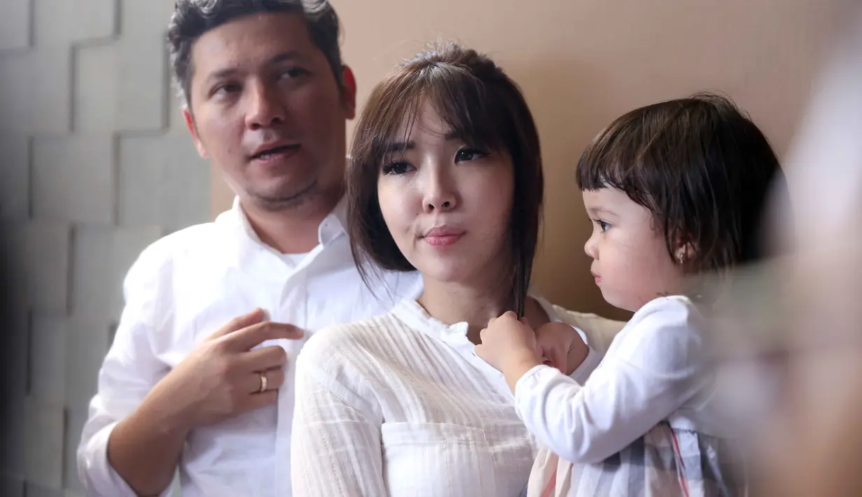 "Aku masih harus mengurusi rumah, tangga, suami, anak. Kayaknya kalau mau bagi waktu untuk satu lagi takut nggak berkualitas semuanya. Ini dulu saja dibesarkan, baru deh," ujar Gisel, Sabtu (8/4/2017). (Nurwahyunan/Bintang.com)