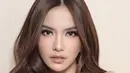Inspirasi tampil flawless tapi tak berlebihan ala Mahalini. Ia memadukan nuansa nude dan highlighter di beberapa fitur terbaik wajahnya. [Foto: Instagram/dhirmanputra]