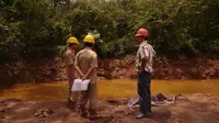 Petugas dari Dinas ESDM Sarolangun saat meninjau lokasi sumur minyak ilegal. (Liputan6.com/B Santoso)