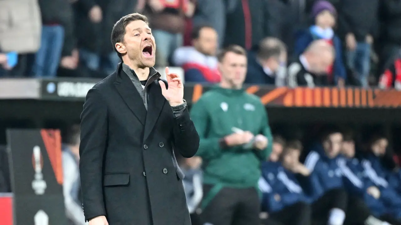 Foto: Melihat Lebih Dekat Cara Xabi Alonso Menginstruksikan Anak Asuhnya dari Pinggir Lapangan