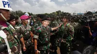 Panglima TNI Jenderal TNI Moeldoko menyapa prajurit yang ikut apel kesiapsiagaan di Lapangan Bhumi Marinir Cilandak,  Jakarta, Jumat (2/5/2014) (Liputan6.com/Faizal Fanani).