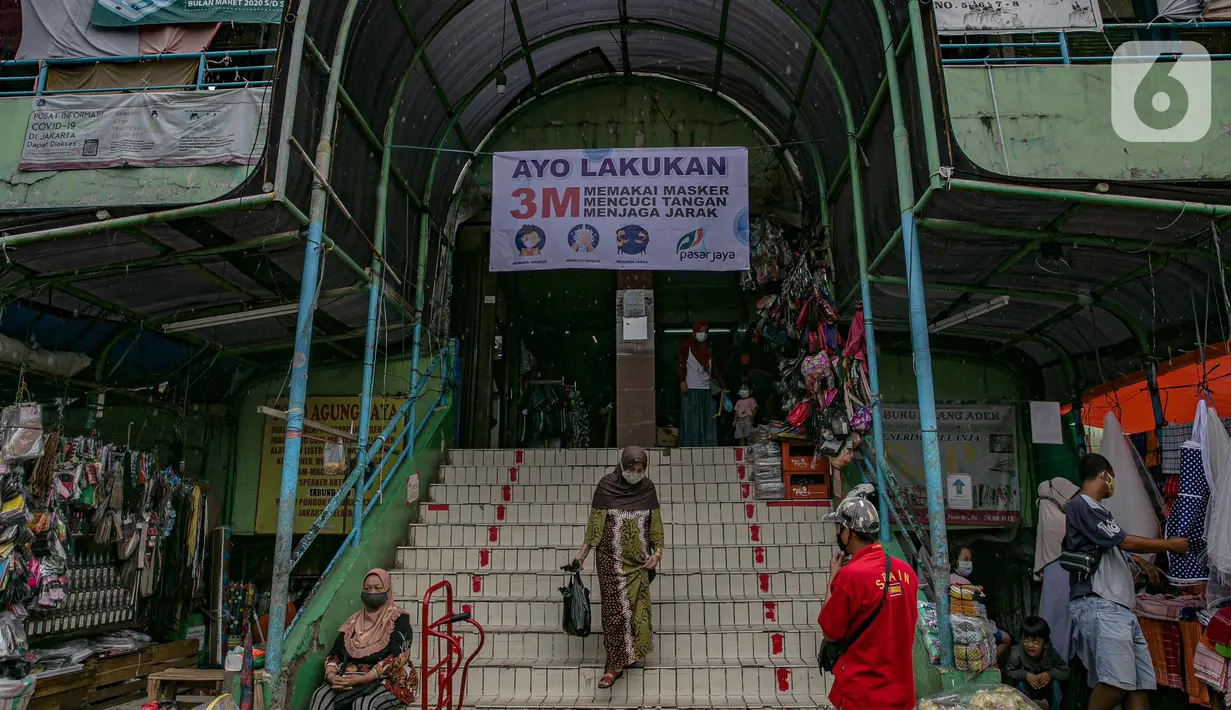 Spanduk protocol kesehatan terlihat di Pasar Pondok Labu, Jakarta, Rabu (10/2/2021). Satu pedagang dinyatakan positif Covid-19, meski begitu pengelola Pasar Pondok Labu tetap melanjutkan operasional pasar sambil melakukan tracing dan tracking pada para pedagang. (Liputan6.com/Faizal Fanani)