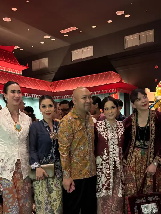 Sederet public figure kenakan kebaya encim saat hadiri pameran Kongsi di Museum Nasional Jakarta. Ada Annisa Pohan hingga Menpar Widi Wardhana yang juga jinjing tas lokal dan tas etnik [@annisayudhoyono]