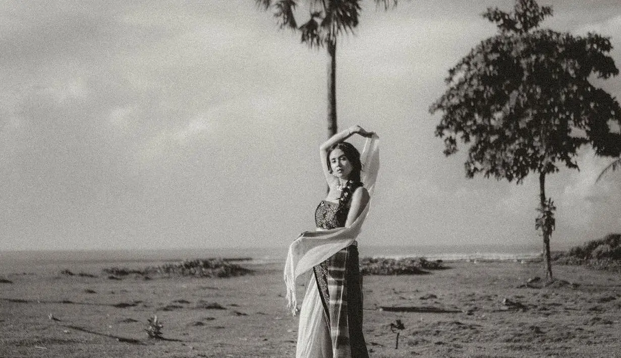 <p>Potret kali ini berlatarkan keindahan pantai Bali yang eksostis. (Foto: Ayushita/ Instagram)</p>