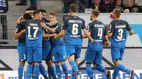 Para pemain Hoffenheim merayakan gol ke gawang Bayern Munchen pada laga Bundesliga di Rhein-Neckar Arena, Sinsheim, Sabtu (9/9/2017). (AFP/Daniel Roland)