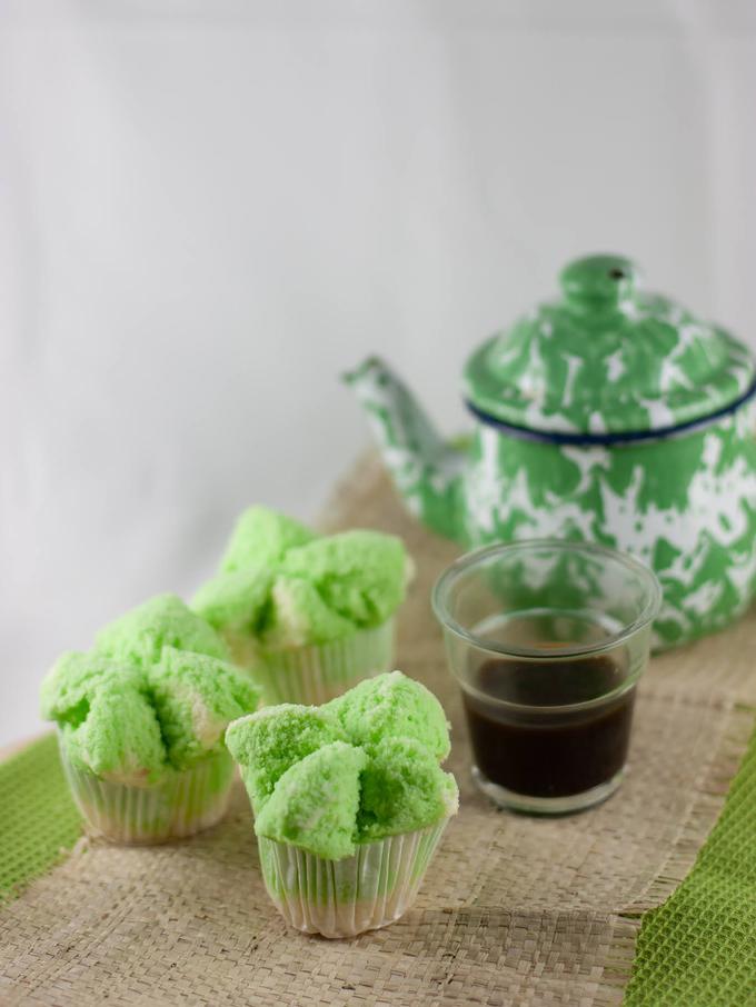 Bolu Kukus Pandan Santan / Resep Bolu Pandan Santan 2 Telur Lembut Anti Gagal No Mixer No Oven ...