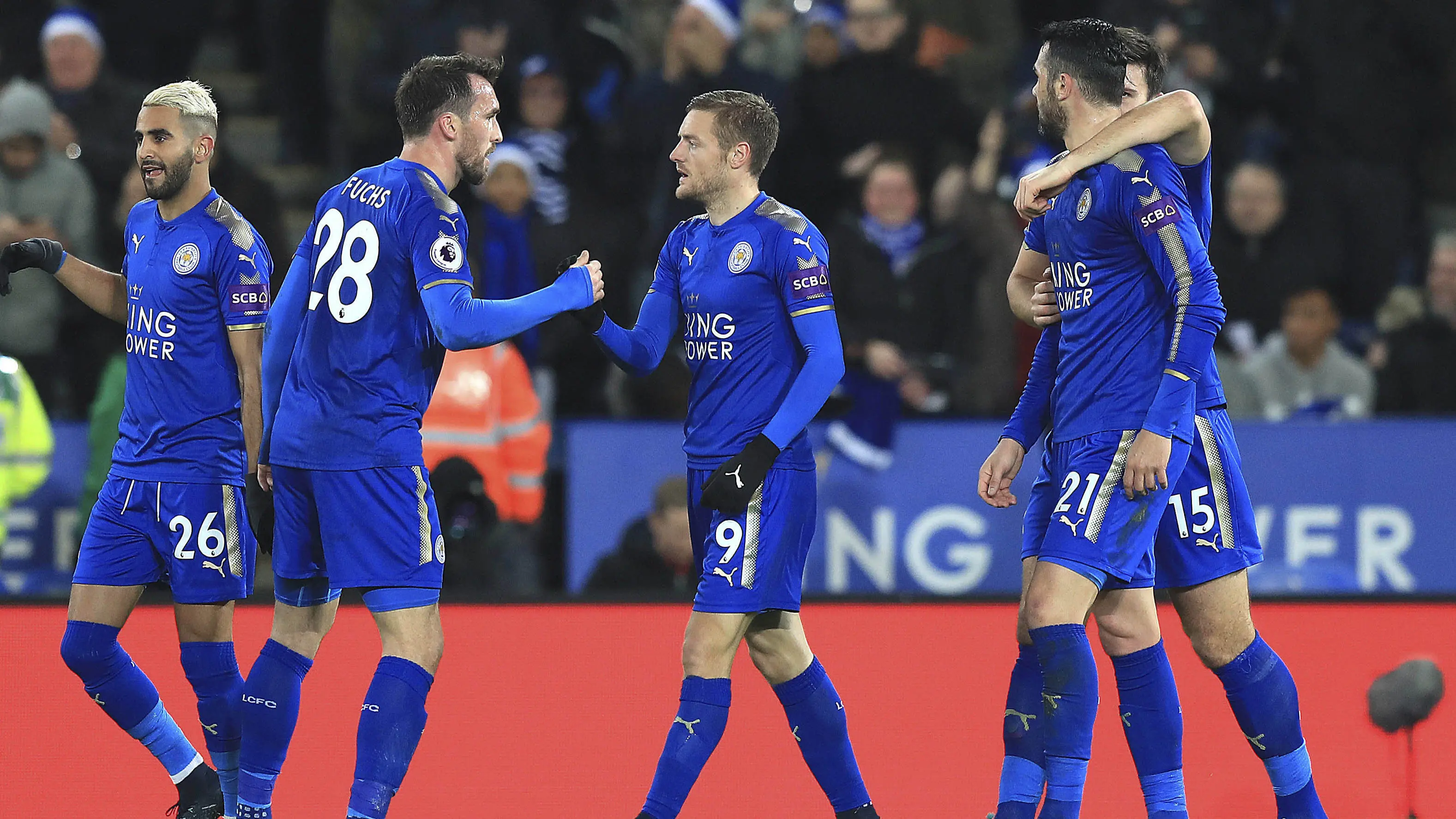 Para pemain Leicester City merayakan gol yang dicetak oleh Jamie Vardy ke gawang Manchester United pada laga Premier League di Stadion King Power, Minggu (24/12/2017). Kedua tim bermain imbang 2-2. (AP/Mike Egerton)