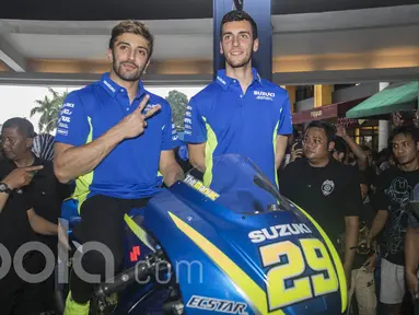 Pebalap MotoGP dari Suzuki Ecstar, Andrea Iannone dan Alex Rins (kanan), duduk di replika motornya saat berada di Cilandak Town Square, Jakarta, Sabtu (18/2/2017). (Bola.com/Vitalis Yogi Trisna)