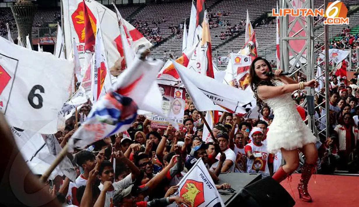 Aksi panggung pedangdut Nabila membuat suasana kampanye Partai Gerindra di Stadion GBK Jakarta semakin meriah (Liputan6.com/Helmi Fithriansyah)