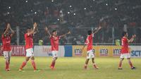 Para pemain Persija menyapa suporter usai menaklukan Persela 2-1 pada laga Torabika Soccer Championship 2016 di SUGBK, Jakarta, Jumat (13/5/2016). (Bola.com/Vitalis Yogi Trisna)
