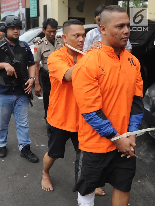 Finalis Indonesian Idol 2008  Dede Richo digiring untuk memperagakan memecahkan kaca mobil dalam waktu 5 detik saat rilis pengungkapan pencurian dengan pemberatan di Mapolsek Serpong, Tangsel (19/09). (merdeka.com / Arie Basuki)