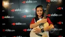 Dalam video yang diunggahnya di vidio.com, Alif Ekacahya membawakan lagu Lalala milik Sam Smith. Dalam video itu Alif bernyanyi sambil memainkan gitar. Foto diambil pada Senin (26/1/2015). (Liputan6.com/Faisal R Syam)