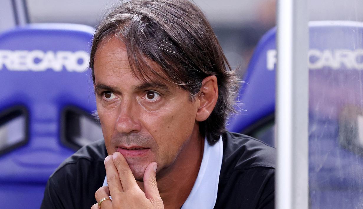 Pelatih Inter Milan, Simone Inzaghi tampak serius mengamati para pemainnya bertanding menghadapi Al Nassr pada laga pramusim 2023/2024 di Nagai Stadium, Osaka, Jepang, Kamis (27/7/2023) sore WIB. (AFP/Paul Miller)
