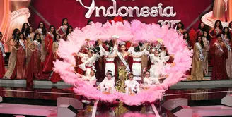 Pemilihan Puteri Indonesia 2017 telah selesai digelar. Nama Bunga Jelitha Ibrani, keluar sebagai sang pemenang. Suasana panggung yang begitu megah, juga dihadiri para tamu istimewa, seperti Miss Universe 2016 dan lainnya. (Nurwahyunan/Bintang.com)