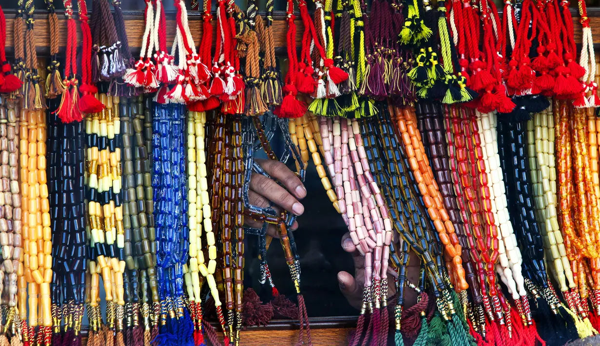 Seorang pedagang memajang tasbih untuk dijual selama bulan suci Ramadan di sebuah pasar di Kota Kuwait (25/5/2019). Negara ini berbatasan dengan Arab Saudi di sebelah selatan dan Irak di utara. (AFP Photo/Yasser Al-Zayyat)