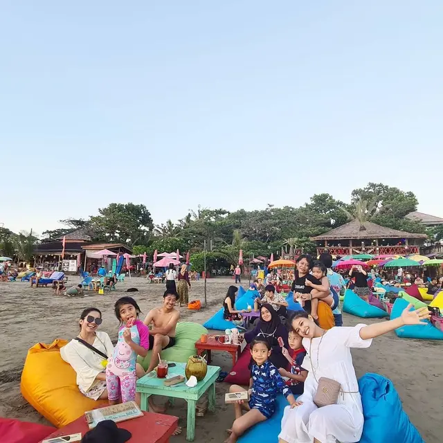 6 Momen Liburan Judika dan Duma Riris di Bali, Ajak Anak Main di Pantai